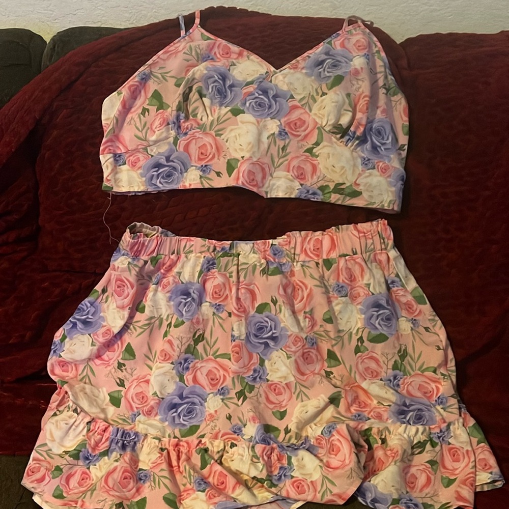 This 2PC flower set is perfect for Date Night ,Brunch , Late Night outfit.